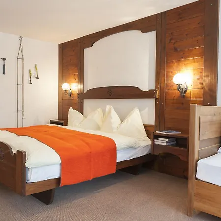 Basecamp Hotel 3*