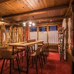 Basecamp מלון צרמט